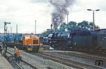 In der Ausfahrt von Gera begegnet 01 1514 vor E 802 einer emsig beschäftigen Gleisbaurotte. (08.10.1980) <i>Foto: Joachim Bügel</i>