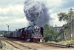 01 2118 mit P 8015 nach Saalfeld am Bahnübergang der Kaimberger Straße in der Ausfahrt des Hp Gera-Zwötzen. (08.10.1980) <i>Foto: Joachim Bügel</i>