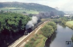 Ein verbotener, aber rechtzeitiger Halt auf der Autobahnbrücke machte diesen Blick bei Göschwitz (Saale) auf die im Saaletal vorbeiziehende 01 0501 mit P 3003 nach Saalfeld (Saale) möglich. (09.10.1980) <i>Foto: Joachim Bügel</i>