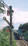 01 1518 fährt mit P 8015 nach Saalfeld am Einfahrsignal von Pößneck vorbei. (09.10.1980) <i>Foto: Joachim Bügel</i>