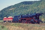 Die seit 1976 in Rumänien gebaute Baureihe 119 war von Anfang an von Unzulänglichkeiten und Problemen gekennzeichnet. So standen in der Anfangszeit 50 % der Fahrzeuge zu Reparaturen in den Werkstätten. Hier schleppt jedoch 119 018 die 40 Jahre ältere 44 0115 bei Saalfeld-Remschütz ab. (10.10.1980) <i>Foto: Joachim Bügel</i>