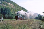 Wegen Bauarbeiten verkehrte D 504 mit 01 2118 bei Saalfeld-Remschütz auf dem "falschen" Gleis. Der links ins Bild fahrende Skl irritierte den Fotografen etwas, der daraufhin zu früh auf den Auslöser drückte. (10.10.1980) <i>Foto: Joachim Bügel</i>