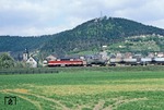 DR 119 011 mit einem Kesselwagenganzzug auf der Saalebahn bei Uhlstädt. (17.04.1981) <i>Foto: Wolfgang Bügel</i>