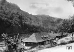 Behringersmühle ist Endpunkt der Bahnstrecke ins Wiesenttal aus Forchheim (Oberfranken) über Ebermannstadt. Das Empfangsgebäude mit integriertem Güterschuppen wurde erst am 05.10.1930 mit dem letzten Streckenteilstück von Gößweinstein in Betrieb genommen. (1931) <i>Foto: RVM</i>