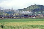 01 1531 mit dem aus LOWA-Wagen gebildeten P 4004 in Uhlstädt. (17.04.1981) <i>Foto: Wolfgang Bügel</i>