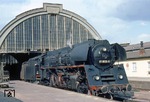01 0533 wartet vor der 1911 erbauten Bahnhofshalle von Gera Hbf mit P 3025 nach Saalfeld auf den Abfahrauftrag. (17.04.1981) <i>Foto: Wolfgang Bügel</i>