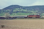 DR 132 497 mit "Transitzug" D 302 (München - Berlin) im Saaletal bei Uhlstädt. Transitzüge verkehrten ohne Halt in der DDR zwischen Berlin (West) und dem Bundesgebiet. (18.04.1981) <i>Foto: Wolfgang Bügel</i>