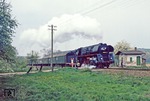 Die Saalfelder 01 0517 passiert mit P 3025 den ehemaligen Schrankenposten 57 bei Crossen (Elster). (18.04.1981) <i>Foto: Wolfgang Bügel</i>