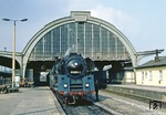 In Gera Hbf hatte P 3025 einen etwas längeren Aufenthalt, der zum Foto vor der bekannten Bahnhofshalle genutzt wurde. (18.04.1981) <i>Foto: Wolfgang Bügel</i>