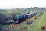 01 0517 rollt mit P 3025 nach Saalfeld (Saale) bei Triptis talwärts. Mit 29 Halten und einer Fahrzeit von 4,5 Stunden (Leipzig ab 13.18, Saalfeld/Saale an 17.50 Uhr) für die 141 km lange Strecke eine eher gemütliche Tour für das Personal. (18.04.1981) <i>Foto: Wolfgang Bügel</i>