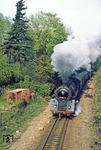 Nach der Ausfahrt aus dem Bahnhof Neustadt (Orla) durfte das Personal der 01 0517 mit P 3025 auch mal kurz "Gas geben". (18.04.1981) <i>Foto: Wolfgang Bügel</i>