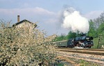 Vor blühender Kulisse dampft 01 0517 mit P 3025 nach Saalfeld (Saale) aus dem Bahnhof Oppurg. (18.04.1981) <i>Foto: Wolfgang Bügel</i>