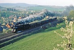 Abschiedsbild von der Zugverfolgung des P 3025 mit 01 0517 oberhalb der Stadt Pößneck. (18.04.1981) <i>Foto: Wolfgang Bügel</i>