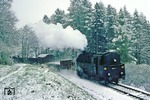 Durch die überraschend winterliche Landschaft im April bei Rauenstein (Thür) dampft 95 0027 mit Dg 44441. (19.04.1981) <i>Foto: Wolfgang Bügel</i>