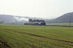 Durch das Werratal bei Vachdorf räuchert 95 0027 mit dem recht kurzen Dg 54444 nach Grimmenthal.  (20.04.1981) <i>Foto: Wolfgang Bügel</i>