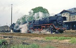 44 0235 vom Bw Eberswalde leistet der Planlok 95 0027 vor Dg 54445 im Rahmen einer RAW-Probefahrt Vorspann im Bahnhof Grimmenthal. Gut zu erkennen ist die Indiziereinrichtung auf dem Zylinder. (20.04.1981) <i>Foto: Wolfgang Bügel</i>