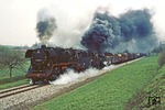 Während die frisch ausgebesserte 44 0235 recht sauber den Dg 544445 bei Leutersdorf beschleunigt, saut Zuglok 95 0027 doch arg durch die Gegend. (20.04.1981) <i>Foto: Wolfgang Bügel</i>