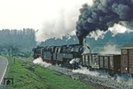 Neben der Fernstraße 89 bei Leutersdorf (zwischen Vachdorf und Themar) sind 44 0235 und 95 0027 Richtung Hildburghausen unterwegs. (20.04.1981) <i>Foto: Wolfgang Bügel</i>