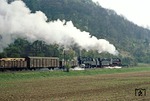44 0235 und 95 0027 streben mit Dg 54445 durch das Werratal Themar entgegen. (20.04.1981) <i>Foto: Wolfgang Bügel</i>