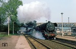 Mit Volldampf geht es durch den Bahnhof Themar. (20.04.1981) <i>Foto: Wolfgang Bügel</i>