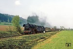 Zwischen Reurieth und Ebenhards fällt die Strecke leicht nach Hildburghausen, sodass es hier 44 0235 und 95 0027 etwas lockerer laufen lassen können. (20.04.1981) <i>Foto: Wolfgang Bügel</i>