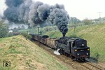 Hinter Schalkau wird die nächste Steigung nach Rauenstein erklommen. 95 0027 erlebte das Jahr 1981 nur wegen des hohen Schadbestands der aus Rumanien stammenden Baureihe 119, die die fast 60 Jahre alte Lok eigentlich schon 1977 ablösen sollte. (20.04.1981) <i>Foto: Wolfgang Bügel</i>