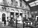 Vor der Teilung Berlins befand sich am Potsdamer Platz der oberirdisch gelegene Potsdamer Bahnhof. Hierbei handelte es sich um einen Kopfbahnhof des Fern- und Lokalverkehrs, von dem Züge auf der sogenannten „Stammbahn“, der ältesten preußischen Eisenbahnlinie, in Richtung Potsdam und Magdeburg und weiter nach Westdeutschland die Stadt verließen.  (1942) <i>Foto: RVM (Ittenbach)</i>