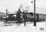 Am Schrankenposten 54 in Herleshausen ist dieses Bild der 94 6776 entstanden. Hinter der für eine pr. T 16.1 ungewöhnlichen Loknummer verbirgt sich die 1915 bei der Berliner Maschinenbau-Actien-Gesellschaft (BMAG) gebaute 94 689, die 1936 an die Halberstadt-Blankenburger Eisenbahn verkauft wurde und seit 1950 bei der DDR-Reichsbahn unter dieser Betriebsnummer geführt wurde. Zum Aufnahmezeitpunkt war die Lok beim Bw Gerstungen (08.02.1952 bis 15.07.1952) beheimatet. Die Ausmusterung erfolgte am 7. August 1967 beim Bw Arnstadt.  (03.1952) <i>Foto: Gogler</i>