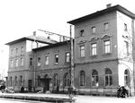 Der Bahnhof Jena Saalbahnhof wurde 1874 eröffnet und war bis zur Inbetriebnahme des provisorischen Haltepunktes Jena Paradies am 26. September 1999 der wichtigste Fernverkehrshalt der Stadt. Seit dem 15. Februar 1941 war der Bahnhof an das elektrische Fahrleitungsnetz angeschlossen, die Freude hielt aber nur kurz. Nach Ende des Zweiten Weltkriegs und der Wiederaufnahme des elektrischen Betriebs am 07. August 1945, erfolgte in der Nacht vom 24. zum 25.03.1946 auf der Strecke Weißenfels — Probstzella die Abschaltung der Fahrleitungsspannung und die Demontage der Oberleitung. Erst 50 Jahre hing hier wieder die Fahrleitung. (1941) <i>Foto: RVM</i>