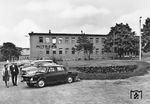 Der Jenaer Saalbahnhof mit der gastronomischen Einrichtungen der MITROPA zu DDR-Zeiten. Zwischen Mai 2006 und März 2007 wurde der Saalbahnhof den "neuen Erfordernissen" der Bahn AG angepasst und auf dem Bahnsteiggelände alle nicht mehr als dringend notwendig erachteten Anlagen abgerissen. In Folge der Nutzungs- und Eigentumsänderungen entstand aus dem Empfangsgebäude und seinen Nebenanlagen der Kulturbahnhof Jena. Das ehemalige Empfangsgebäude steht heute unter Denkmalschutz.  (1971) <i>Foto: Slg. Erich Preuß</i>