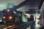 Mit einem Personenzug nach Guben steht die Ostbahnhofer 01 1518 im abendlichen Bahnhof Berlin-Ostbahnhof bereit. (08.12.1976) <i>Foto: Peter Schiffer</i>