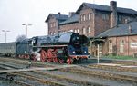 01 0522 vor E 805 (Leipzig - Sonneberg) beim Unterwegshalt im Bahnhof Weida. (29.04.1978) <i>Foto: Peter Schiffer</i>
