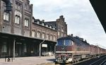 1970 erschien die erste Lok der Baureihe 130 (noch als V 300 001) auf der Leipziger Frühjahrsmesse. Die gebauten 80 Maschinen besaßen zwar Drehgestelle für 140 km/h, ohne Heizung waren sie aber für den schnellen Reisezugverkehr wenig geeignet und wurden somit vorwiegend im schweren Güterzugdienst eingesetzt, wofür sie aber wegen der Übersetzung für 140 km/h und der dadurch geringeren Zugkraft auch nicht optimal waren. Hier fährt 130 007 mit einem Güterzug durch den Bahnhof Stendal. (17.09.1978) <i>Foto: Peter Schiffer</i>