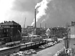 Blick auf den 1955 neu entstandenen Haltepunkt Castrop-Rauxel Süd an der Bahnstrecke Duisburg-Ruhrort – Dortmund. Ursprünglich befand sich der Haltepunkt, der von der Köln-Mindener Eisenbahn-Gesellschaft (CME) 1878 in Betrieb genommen wurde rund 2 km weiter Richtung Herne. Dort zweigte auch das Anschlußgleis zur Zeche Erin ab. (1970) <i>Foto: Willi Marotz</i>