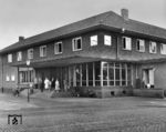 Der Bahnhof an der Bahnstrecke Duisburg – Dortmund der ehemaligen Köln-Mindener Eisenbahn-Gesellschaft wurde am 15. Mai 1847 zunächst als Haltepunkt Castrop dem Personenverkehr übergeben. Ende des 19. Jahrhunderts erfolgte die erste Umbenennung in Rauxel, in dessen Zentrum sich der Bahnhof bis heute befindet. Nach der Gemeindereform Mitte des 20. Jahrhunderts, die den Zusammenschluss der Städte Castrop und Rauxel bewirkte, erhielt der Bahnhof aufgrund seiner Bedeutung für die neue Stadt den Namen Castrop-Rauxel Hbf. (1957) <i>Foto: Willi Marotz</i>
