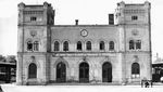 Das Döbelner Empfangsgebäude aus dem Jahr 1870 an den sich kreuzenden Bahnstrecken Borsdorf–Coswig und Riesa–Chemnitz mit einer zeitgenössischer Parole aus der Zeit des kalten Krieges. Bild-Nr. 31056 zeigt den Zustand des Bahnhofs aus dem gleichen Blickwinkel 30 Jahre später. (1952) <i>Foto: Slg. E. Preuß</i>