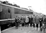Festakt zur Eröffnung des elektrischen Betriebes auf der Bahnstrecke Rostock - Neustrelitz im Bahnhof Langhagen nahe Waren/Müritz. Am Mikrofon steht Renate Fölsch, die von 1982 bis 1990 erstmals als Frau eine Reichsbahndirektion leitete. (30.04.1985) <i>Foto: Historische Sammlung der Deutschen Bahn AG</i>