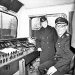Die Präsidentin der Reichsbahndirektion Schwerin - Renate Fölsch - auf dem Führerstand der 250 073, die die Ehre hatte, den ersten elektrisch bespannten (Güter-)zug nach Berlin zu befördern. 1975 wurde Renate Fölsch im Alter von 37 Jahren zum Vizepräsidenten für Transportorganisation und Fahrzeuge und schließlich am 3. November 1982 von DDR-Verkehrsminister Otto Arndt zum Präsidenten der Reichsbahndirektion Schwerin ernannt. Am 12. Oktober 1990 wurde Fölsch, die 1987 zum Reichsbahn-Hauptdirektor befördert worden war, als Präsident der Reichsbahndirektion Schwerin verabschiedet. Anschließend war sie in der Generaldirektion der Deutschen Reichsbahn in Berlin mit der Angleichung der Tauglichkeits- und Rettungsvorschriften zwischen Deutscher Reichsbahn und Deutscher Bundesbahn beschäftigt. Am 31. Dezember 1993 schied sie auf eigenen Wunsch aus dem Eisenbahndienst aus.  (30.04.1985) <i>Foto: Historische Sammlung der Deutschen Bahn AG</i>