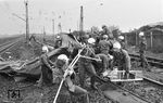 Auf einem Bahnübergang in Neuwiederitzsch auf der Strecke Leipzig-Bitterfeld stießen am 23. April 1983 ein Linienbus und ein Zug zusammen. Der Schrankenwärter hatte die Schranken zu früh geöffnet, weil er eine außerplanmäßig verkehrende Lz (211 017) vergessen hatte. Sechs Menschen kamen ums Leben.  (23.04.1983) <i>Foto: Slg. E. Preuß</i>