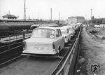 Autoreisezuganlage im Bahnhof Dresden-Neustadt. Mit dem "Tourex" ging es von hier in die sozialistischen Bruderländer CSSR, VR Ungarn, SR Rumänien und VR Bulgarien. (1973) <i>Foto: Historische Sammlung der Deutschen Bahn AG</i>