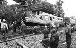 Am 11. Juni 1981 entgleiste aufgrund einer Gleisverwerfung der „Interzonenzug“ D 1453 von Düsseldorf nach Karl-Marx-Stadt (Chemnitz) bei Erfurt-Bischleben. 14 Fahrgäste starben, 102 weitere Reisende wurden zum Teil schwer verletzt. (12.06.1981) <i>Foto: Slg. Erich Preuß</i>