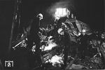 Der 11. Juni 1981 war ein heißer Sommertag, die Tagestemperaturen betrugen um 30 °C. Aufgrund der Hitze und qualitativ schlecht ausgeführter Gleisbauarbeiten im Gleis 1, kam es im Bahnhof von Erfurt-Bischleben zu Schienenspannungen und infolgedessen zu einer Gleisverwerfung in Höhe des Empfangsgebäudes. D 1453 näherte sich der Stelle mit fast 120 km/h, der Lokomotivführer erkannte die Gleisverwerfung noch und leitete eine Schnellbremsung ein, konnte den Unfall aber nicht mehr verhindern. Die ersten Wagen blieben noch mit der Lokomotive 132 009 verbunden, der vierte und der fünfte Wagen stürzten eine Böschung hinunter. Die nachfolgenden Wagen entgleisten, blieben aber im Schotter stehen, wobei der siebte Wagen noch frontal in einem Stellwerksgebäude landete und dies zur Hälfte zerstörte. (12.06.1981) <i>Foto: Slg. Erich Preuß</i>