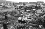 Am Morgen nach dem Unfall zogen Panzer der Nationalen Volksarmee und Sowjetarmee die zerstörten Wagen aus dem Gleisbereich. Einen Tag nach dem Unfall war die Strecke wieder geräumt. Neben den 14 Toten und den 100 Verletzten entstand ein Sachschaden von mehr als 1,16 Mio. DDR-Mark. Da sich die Ursache für die Gleisverwerfung nicht mehr eindeutig feststellen ließ, wurde ein Ermittlungsverfahren der Staatsanwaltschaft Erfurt gegen mehrere verantwortliche Reichsbahn-Mitarbeiter eingestellt, wohl auch, weil auf Seiten der DDR kein besonderes Interesse an einer richtigen Aufklärung bestand, war doch ein internationaler Zug betroffen und der Unfall hätte der internationalen Reputation der DDR schädlich sein können. (12.06.1981) <i>Foto: Slg. Erich Preuß</i>