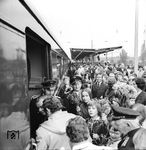 Die Magdeburger S-Bahn verkehrt seit ihrer Eröffnung am 29. September 1974 auf einer einzigen 39 Kilometer langen Linie auf der Strecke Zielitz – Magdeburg – Schönebeck-Salzelmen. Das Bild zeigt die Eröffnung der damals "Line A" genannten Stadtschnellbahn. (29.09.1974) <i>Foto: Historische Sammlung der Deutschen Bahn AG</i>