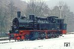 74 1230 wurde am 10.09.1916 als preuß. T12 "Berlin 8703" von Borsig Berlin abgeliefert und war seit dem 16.09.1916 dem Bw Berlin Lehrter Bf zugeteilt. Bis zu ihrer Abstellung am 22.11.1967 war sie in verschiedenen Berliner Bahnbetriebswerken beheimatet. Der Umstand, dass sie bereits am 25. April 1965 an das Verkehrsmuseum Dresden umgesetzt worden war, rettete sie vor dem Schneidbrenner. Nach einer Hauptuntersuchung im RAW Meiningen im Sommer 1981 kehrte sie als Museumslok in den betriebsfähigen Bestand der Reichsbahn zurück. Im Winter 1982 wurde sie bei einer Sonderfahrt im Bahnhof Sitzendorf-Unterweißbach angetroffen. (26.02.1982) <i>Foto: Wolfgang Bügel</i>