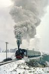 74 1230 mit Sonderzug P 21521 auf der Schwarzatalbahn bei Bechstedt-Trippstein. Am Zugschluss schiebt 41 1225. (26.02.1982) <i>Foto: Wolfgang Bügel</i>
