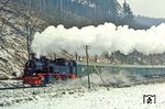 74 1230 dampft durch das Schwarzatal bei Sitzendorf-Unterweißbach. (26.02.1982) <i>Foto: Wolfgang Bügel</i>
