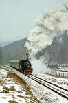 74 1230 legt sich bei einem "Fotohalt mit Scheinanfahrt" nahe Sitzendorf-Unterweißbach mächtig ins Zeug. (26.02.1982) <i>Foto: Wolfgang Bügel</i>