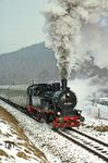 74 1230 dampft mit Sonderzug P 21521 nach Katzhütte bei Sitzendorf-Unterweißbach vorbei. (26.02.1982) <i>Foto: Wolfgang Bügel</i>