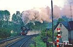 Kurz vor 6 Uhr kamen gerade die ersten Sonnenstrahlen ins Saaletal, als 01 0520 mit P 4000 die morgendliche Stille in Uhlstädt durchbrach. (28.05.1981) <i>Foto: Wolfgang Bügel</i>